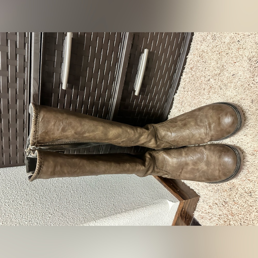 Women’s tall boot